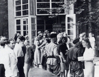 Konzertplatz mit Soldaten der Roten Armee